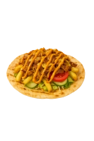 Heerlijk flatbread met licht pittige kipdöner, gesmolten kaas, sla, coleslaw, tomaat, komkommer, augurk, gebakken ui met frietjes en een huisgemaakte westersaus.<br> (extra pittig optie: jalapeno pepers)