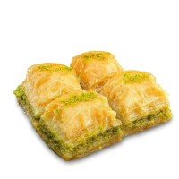 4 stuks baklava gemaakt van laagjes flinterdun filodeeg met zoete pistachevulling
