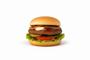 Rundvlees burger (100 gr.) op een zacht bolletje met mayo, curry, sla, tomaat, augurk en gebakken ui
