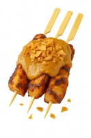 3 huisgemaakte kipsaté spiesjes geserveerd met pindasaus *Vernieuwd recept*