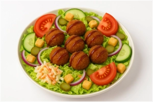 Gemengde maaltijdsalade met falafel (8 stuks), croutons en een lichte dressing <br>(Wat is falafel? Gefrituurde balletjes van gestampte kikkererwten)
