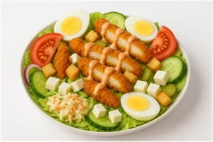 Gemengde maaltijdsalade met warme kip, ei, feta,  croutons met een westersaus dressing erover.