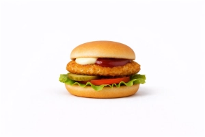 Crispy chicken burger op een zacht bolletje met mayo, curry, sla, tomaat en augurk